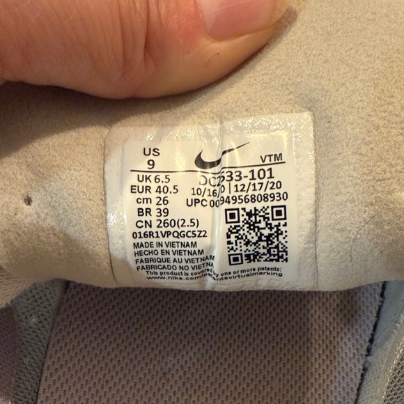 Nike Cream and Purple Sneakers - size 9 - Picture 2 of 5